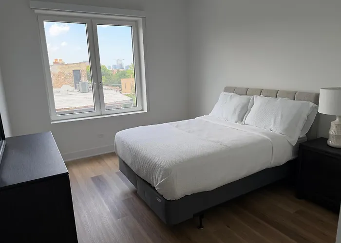 Spacious 2br Steps From Uic Rush Stroger Hospital And Restaurant Row *