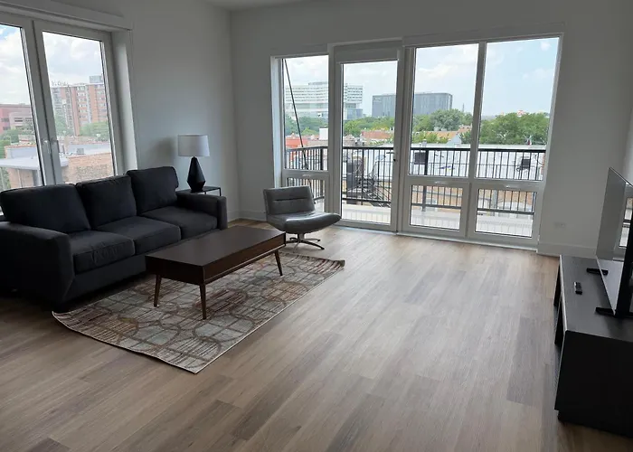 Spacious 2br Steps From Uic Rush Stroger Hospital And Restaurant Row *